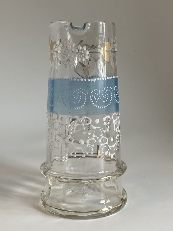 Antikk glassmugge med dekor 