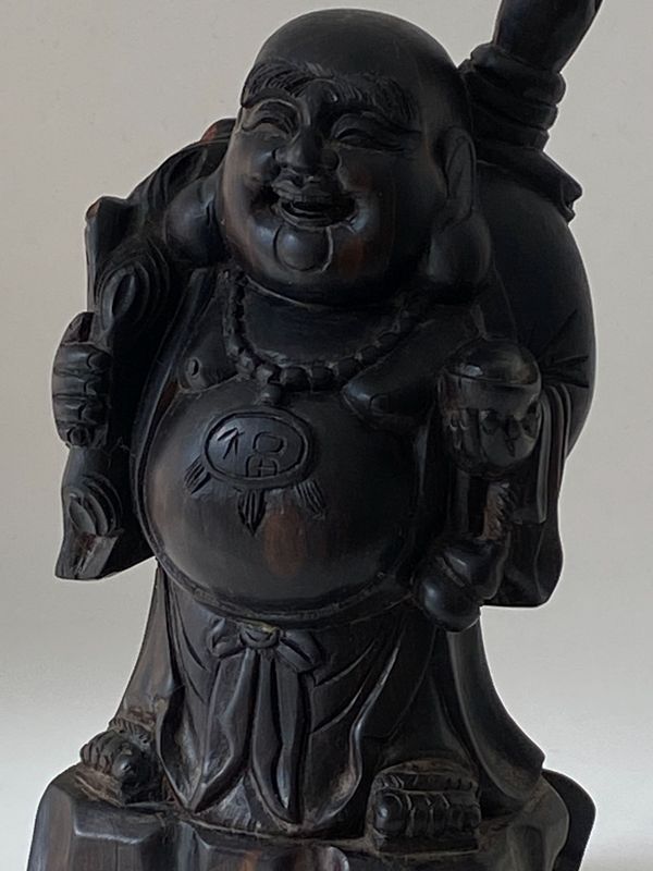 Smilende buddafigur i tre  