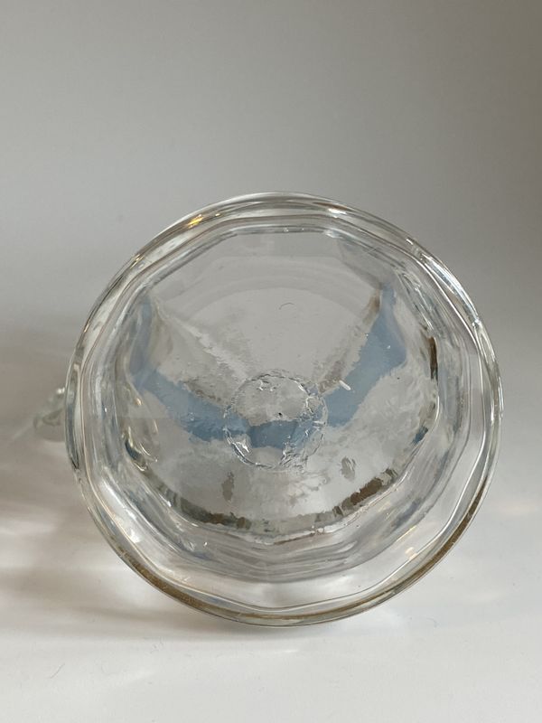 Antikk glassmugge med emaljedekor 