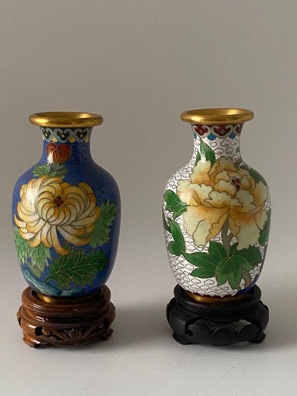 Et par små cloisonné vaser