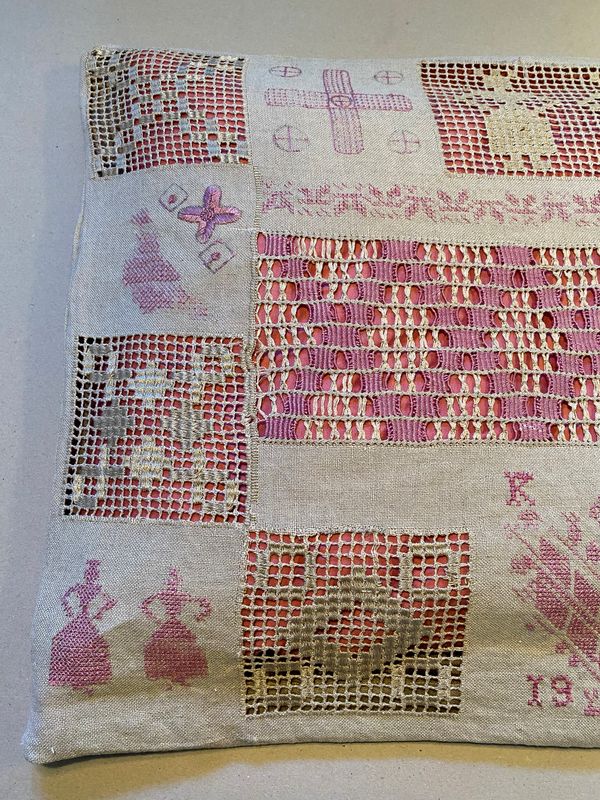 Nydelig gammelt brodert putetrekk 