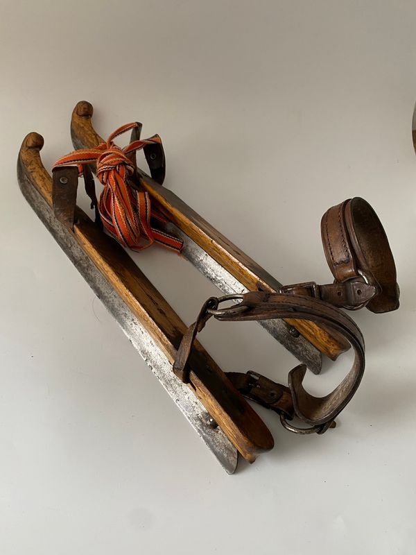 Et par antikke skøyter 