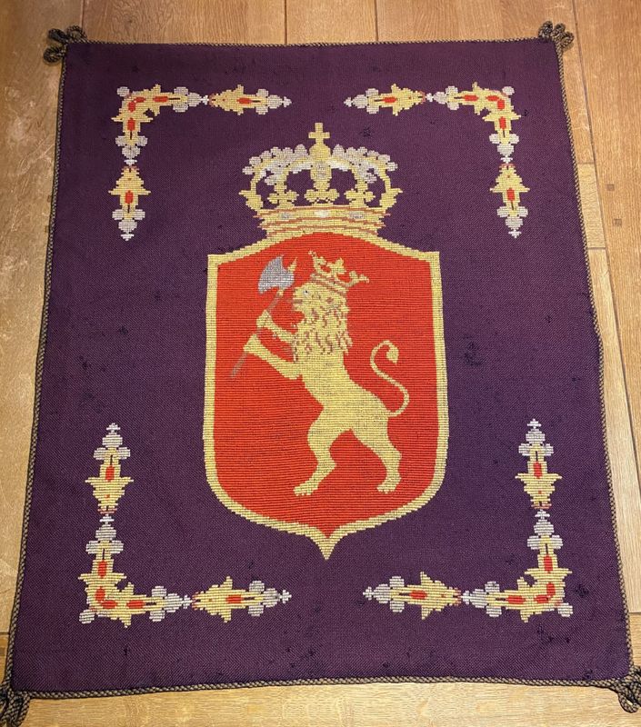 Brodert riksløve på ullstoff 