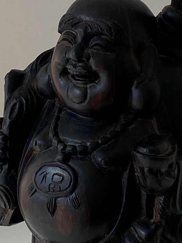Smilende buddafigur i tre  