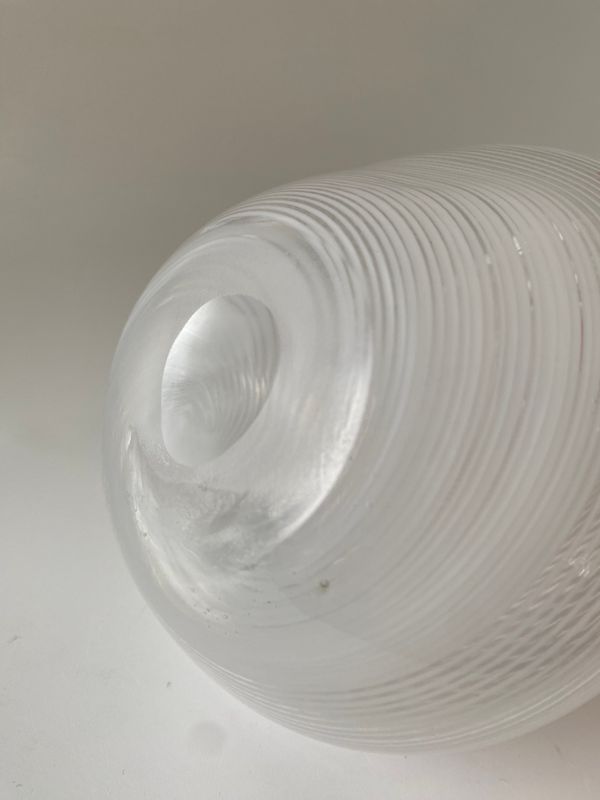Kunstglass vase med asymmetrisk form 