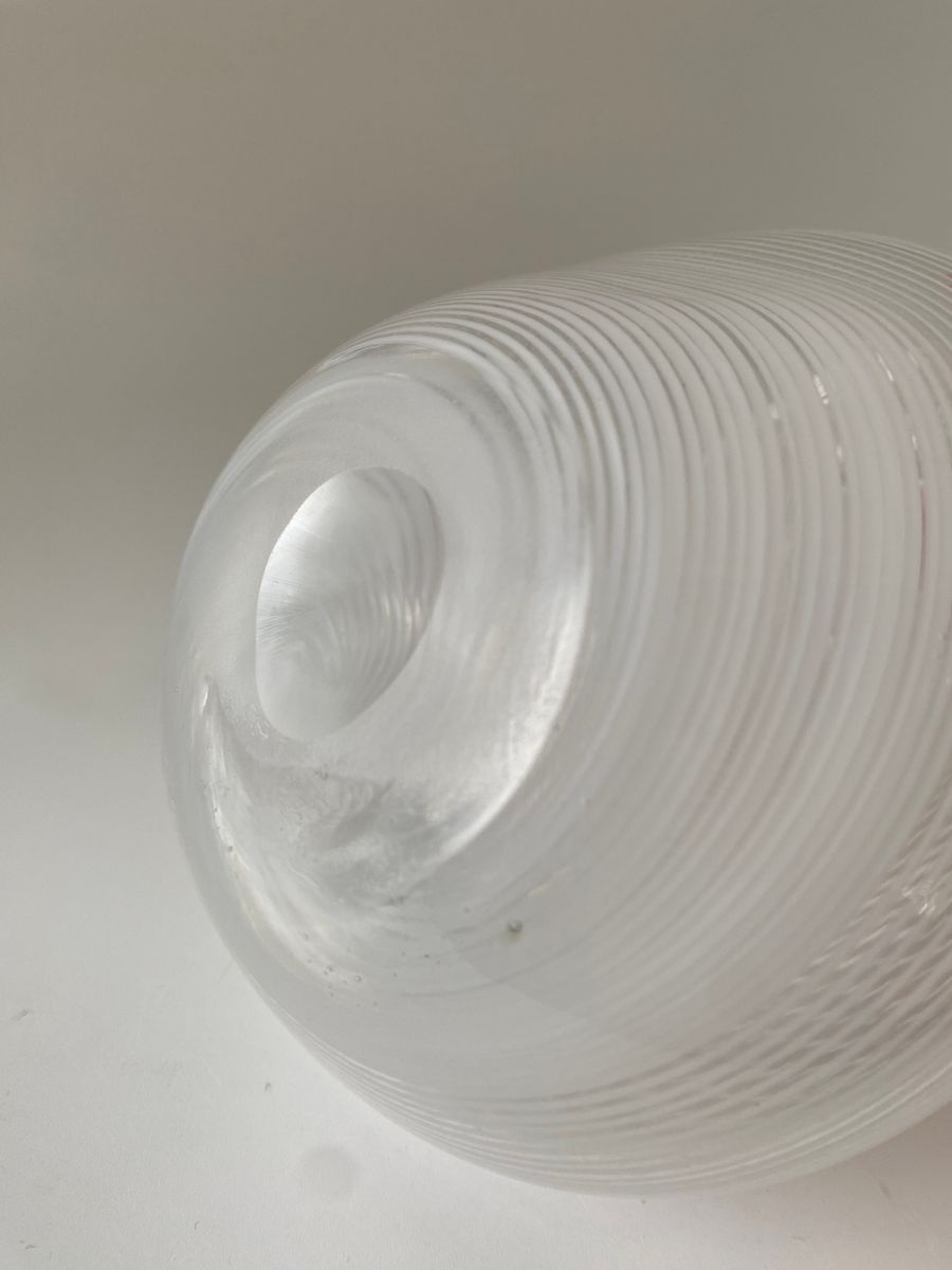 Kunstglass vase med asymmetrisk form 