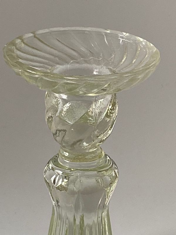 Høye lysestaker i pressglass 