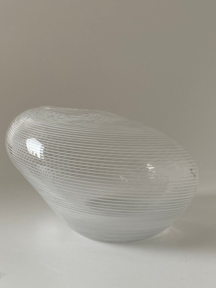 Kunstglass vase med asymmetrisk form 