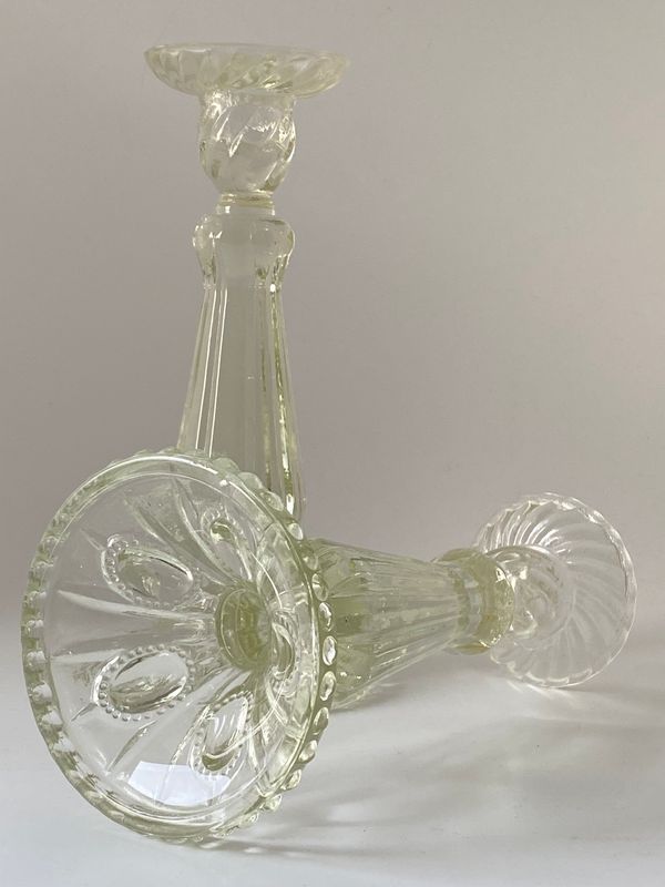 Høye lysestaker i pressglass 