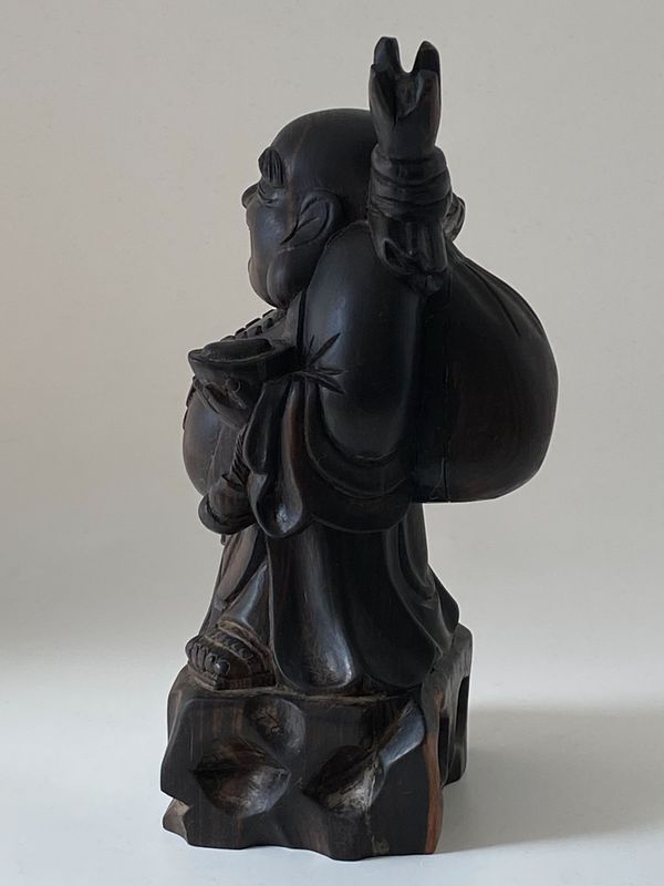 Smilende buddafigur i tre  