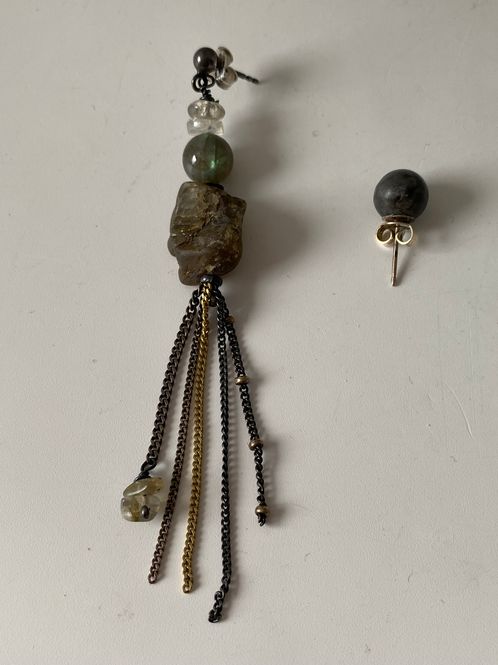 Hovedbilde Håndlaget ørepynt i sølv og smykkestein 